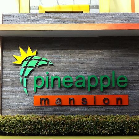 Готель Pineapple Mansion Surakarta  Екстер'єр фото
