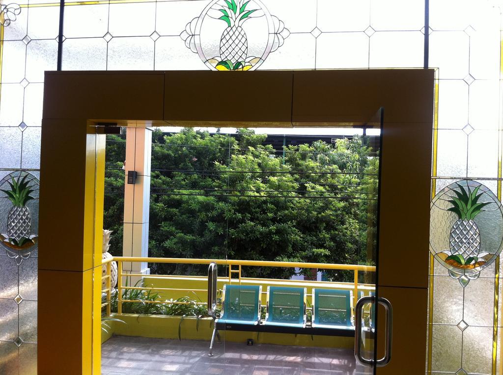 Готель Pineapple Mansion Surakarta  Екстер'єр фото