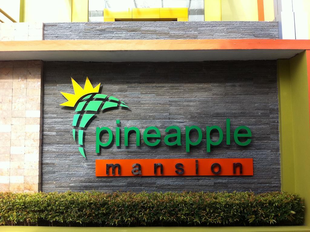 Готель Pineapple Mansion Surakarta  Екстер'єр фото