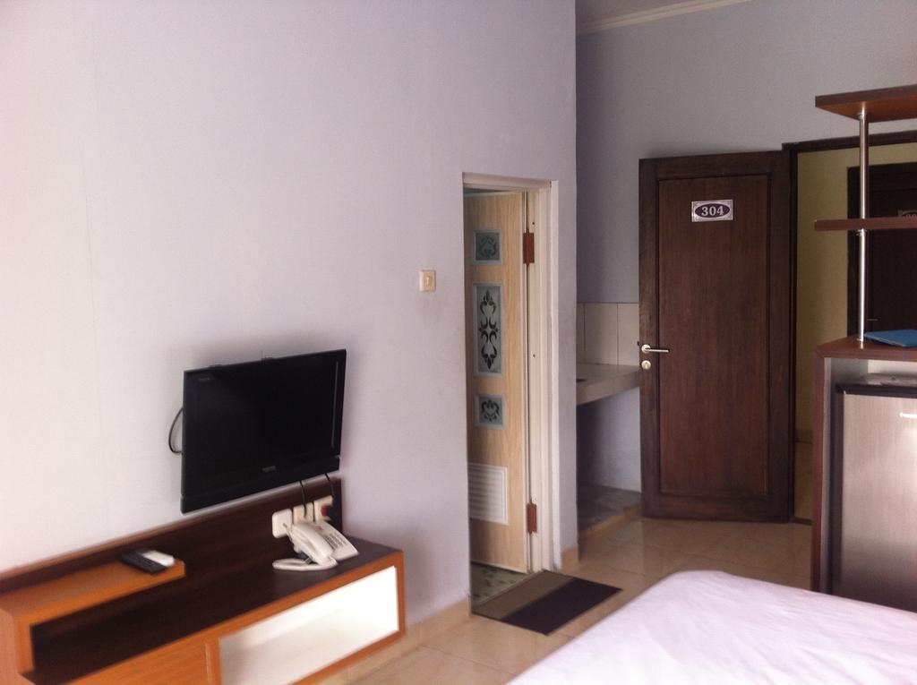 Готель Pineapple Mansion Surakarta  Екстер'єр фото