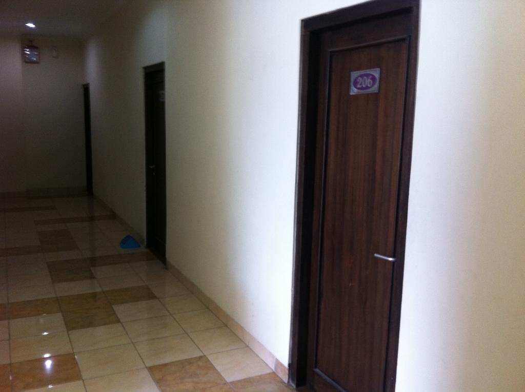 Готель Pineapple Mansion Surakarta  Екстер'єр фото