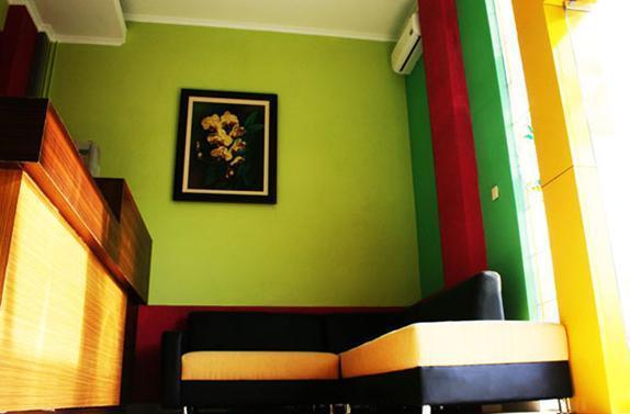 Готель Pineapple Mansion Surakarta  Екстер'єр фото