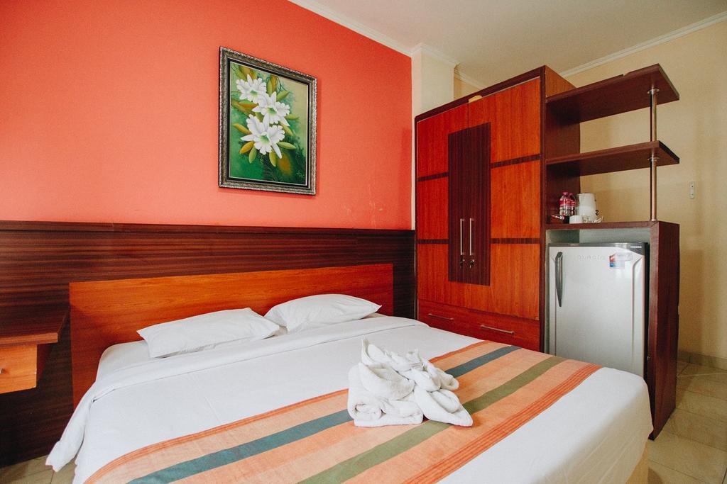 Готель Pineapple Mansion Surakarta  Екстер'єр фото