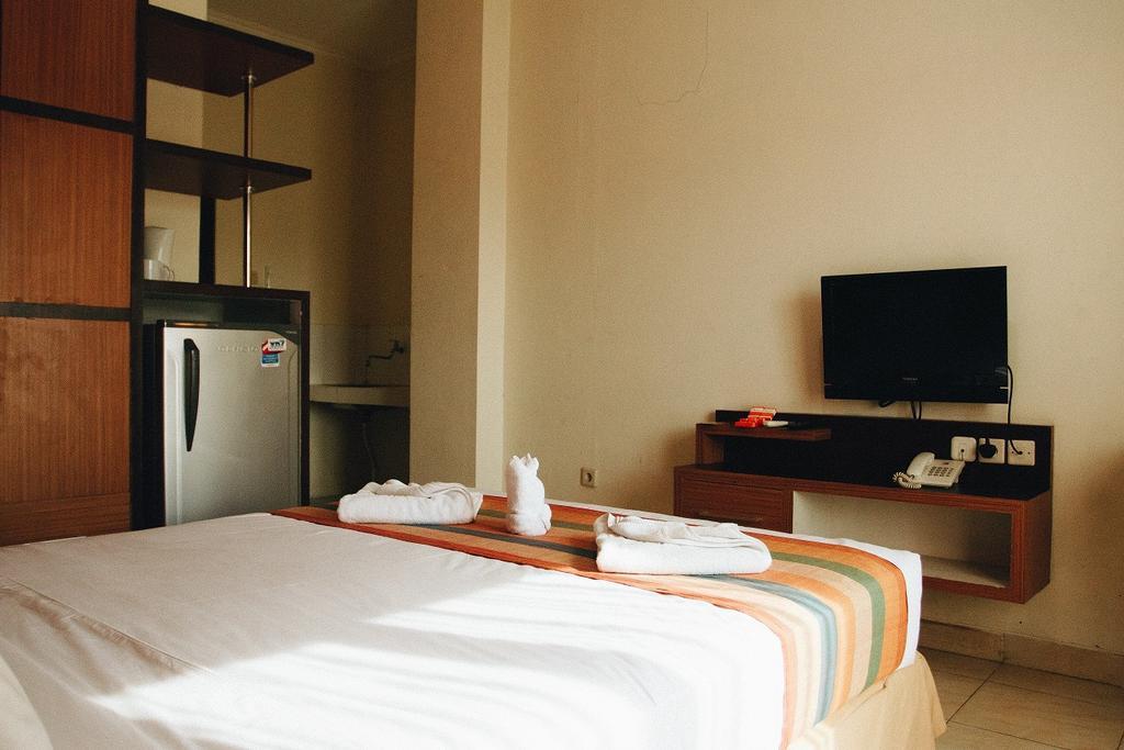 Готель Pineapple Mansion Surakarta  Екстер'єр фото