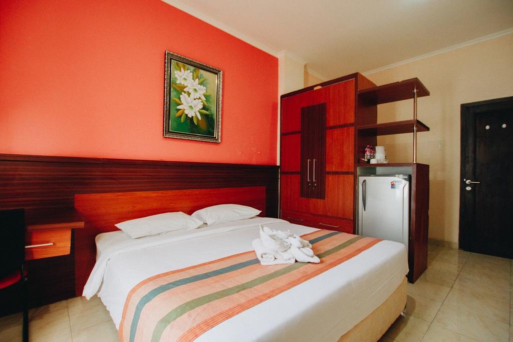 Готель Pineapple Mansion Surakarta  Екстер'єр фото