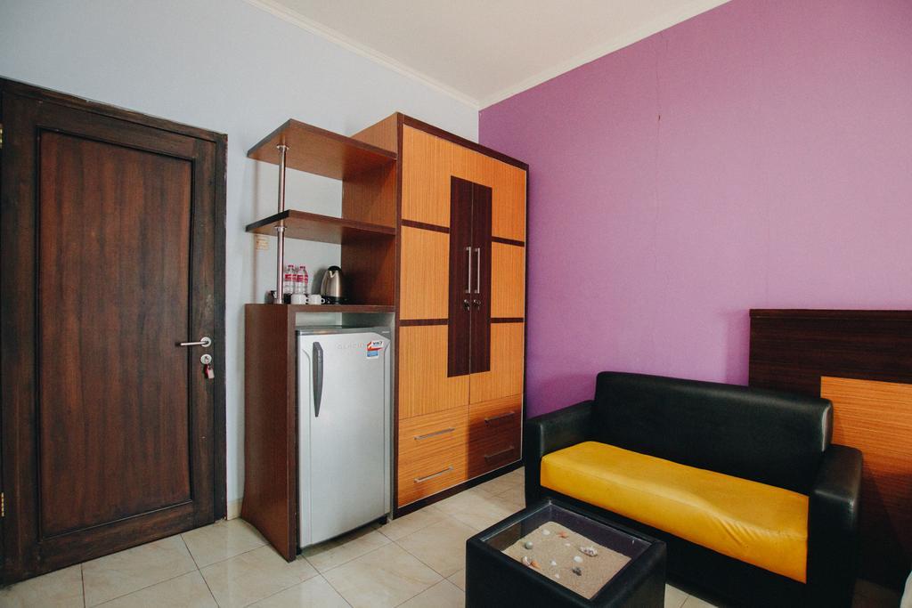 Готель Pineapple Mansion Surakarta  Екстер'єр фото