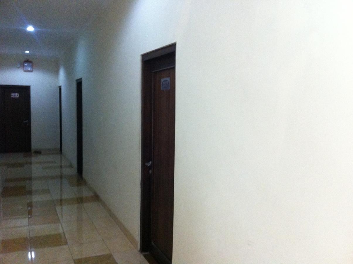 Готель Pineapple Mansion Surakarta  Екстер'єр фото