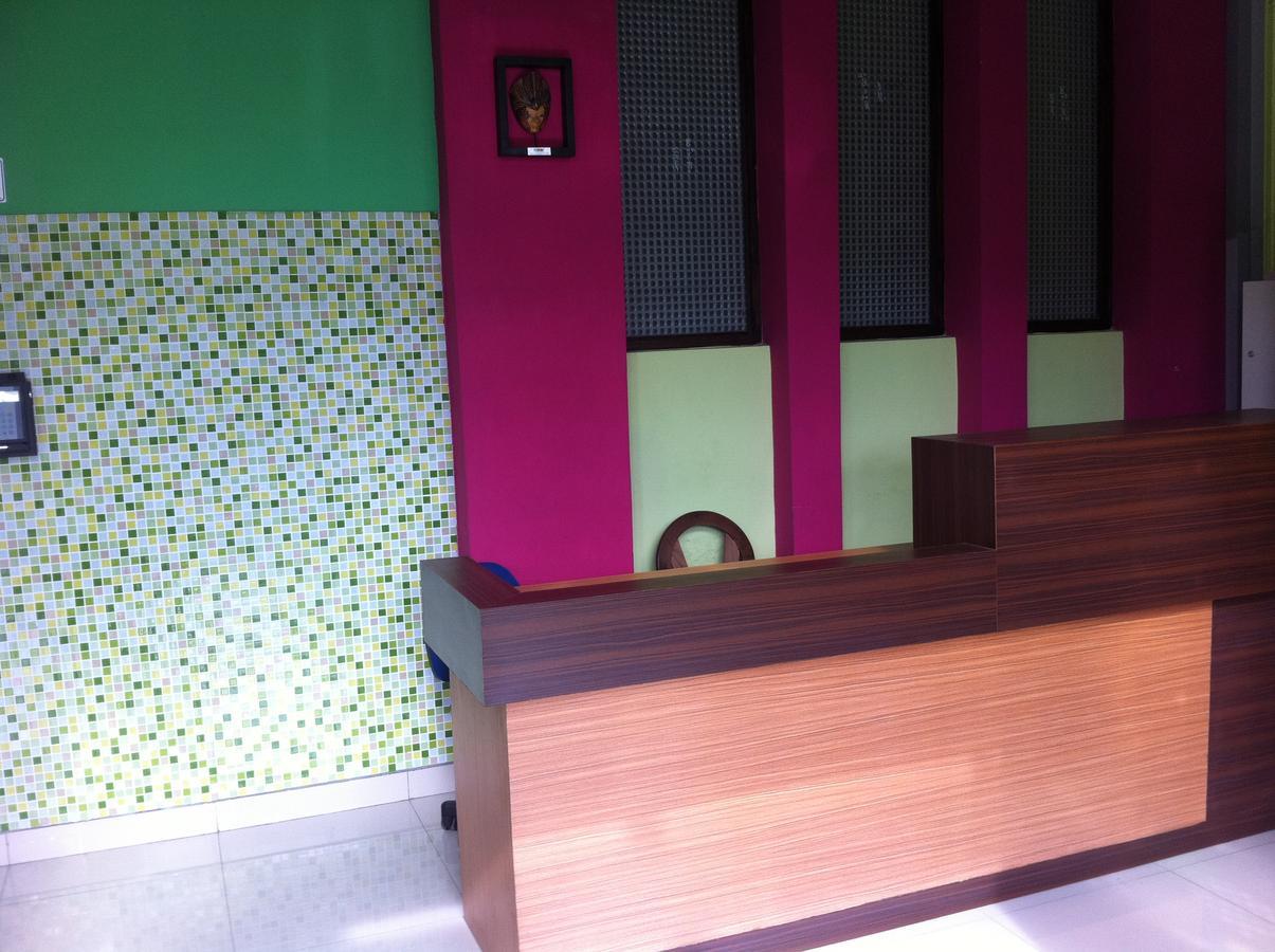Готель Pineapple Mansion Surakarta  Екстер'єр фото