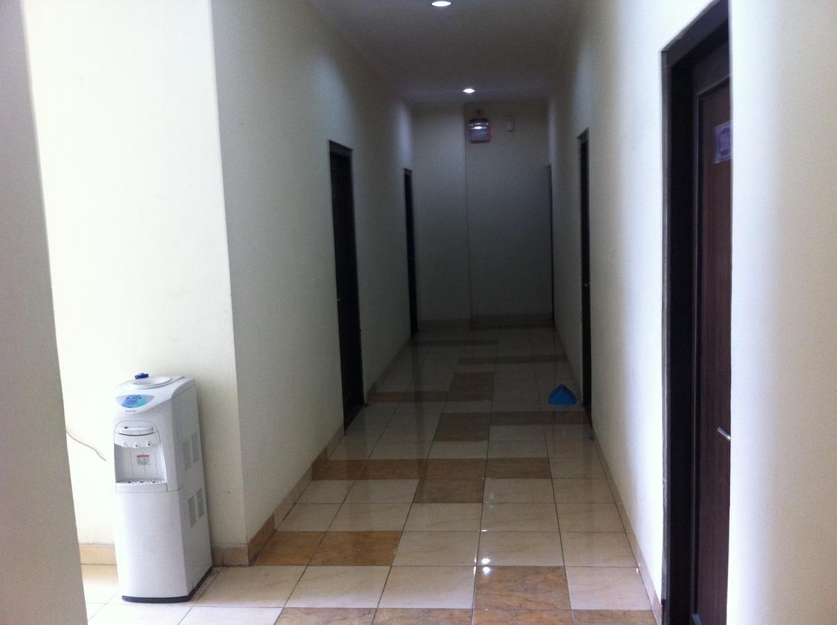 Готель Pineapple Mansion Surakarta  Екстер'єр фото